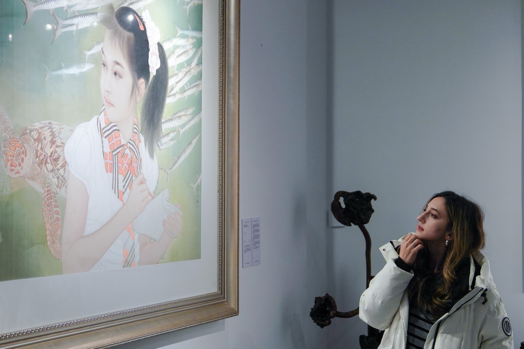 12月17日,外国媒体记者在长春市春京西历史文化街区参观吉林省首届书画名家作品展。