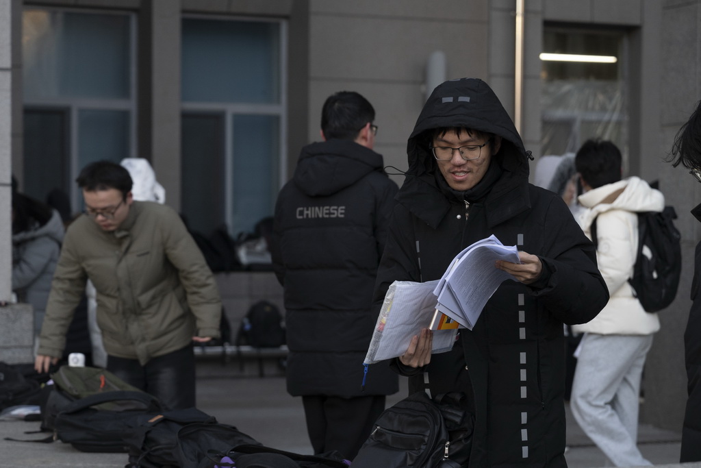 12月20日，考生在哈尔滨理工大学考点准备进入考场。