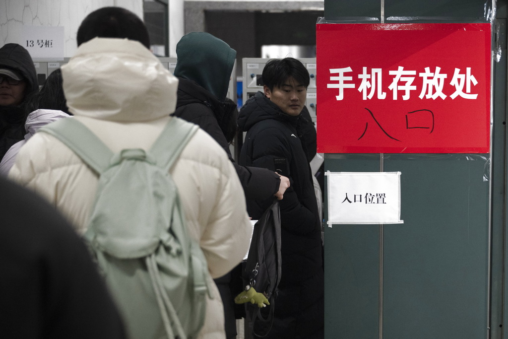 12月20日,考生在哈尔滨理工大学考点存手机。