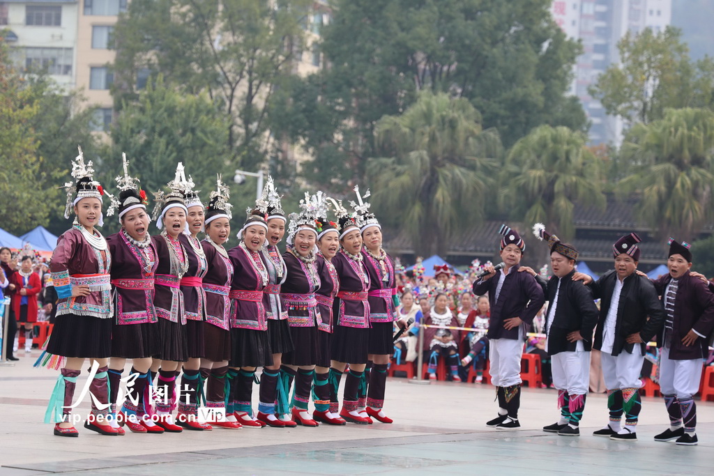 2025年12月20日，广西壮族自治区柳州市三江侗族自治县多耶广场，各族同胞载歌载舞进行多耶比赛。
