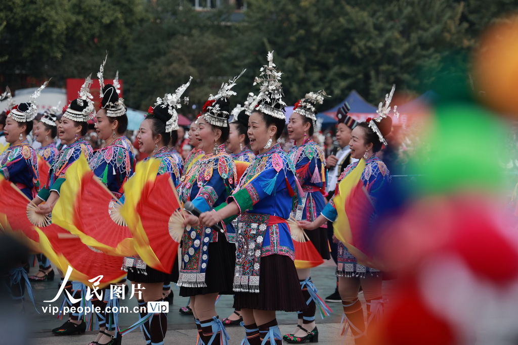 2025年12月20日,广西壮族自治区柳州市三江侗族自治县多耶广场,各族同胞载歌载舞进行多耶比赛。