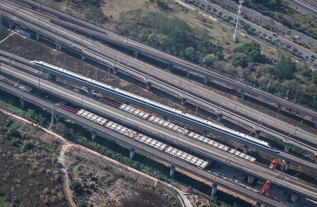 12月21日，列车行经正在施工的广南联络线广州南左右线大桥（无人机照片）。