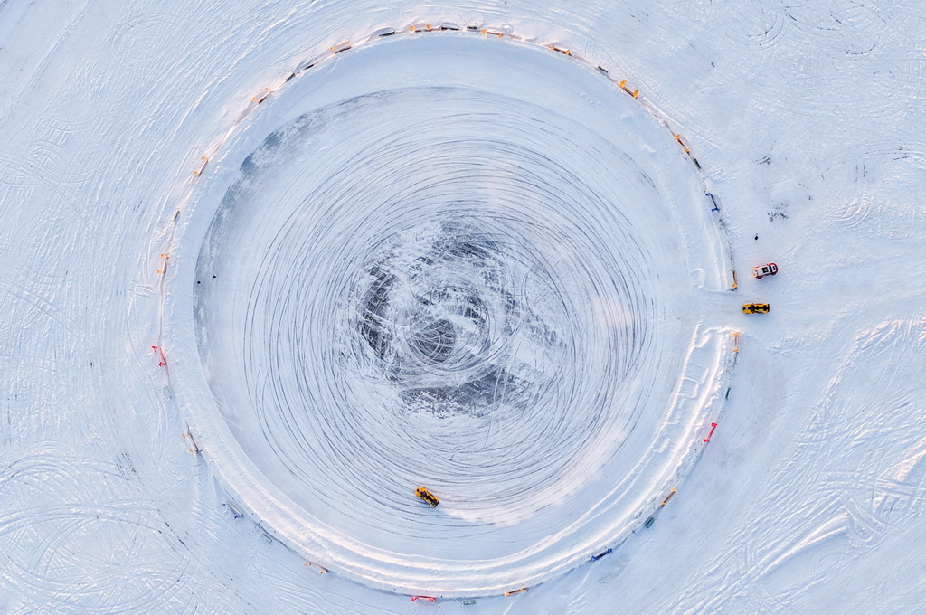 12月21日，车手驾驶赛车在冰面上漂移（无人机照片）。