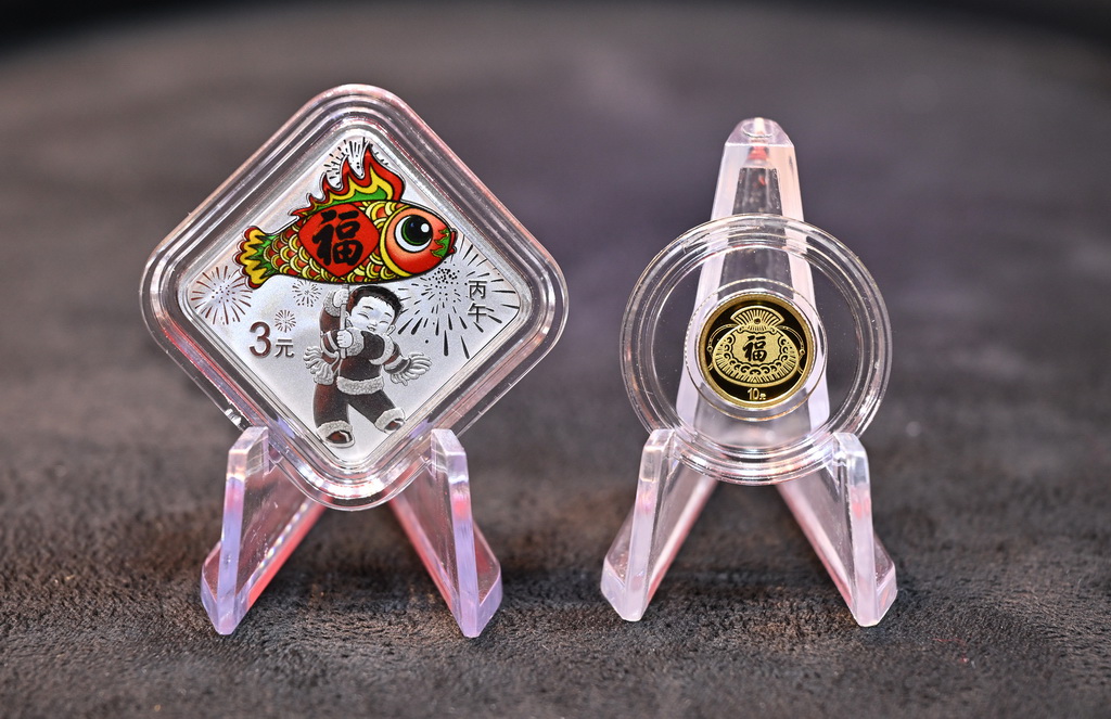 這是12月22日拍攝的2026年賀歲金銀紀念幣。