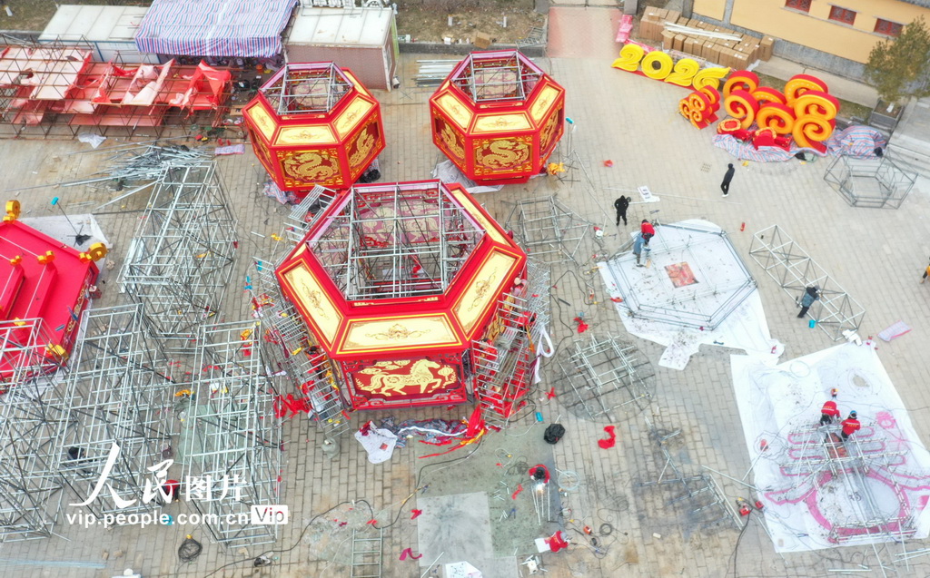 2025年12月21日，在河南省三门峡市陕州地坑院景区，工人在制作大型彩灯。