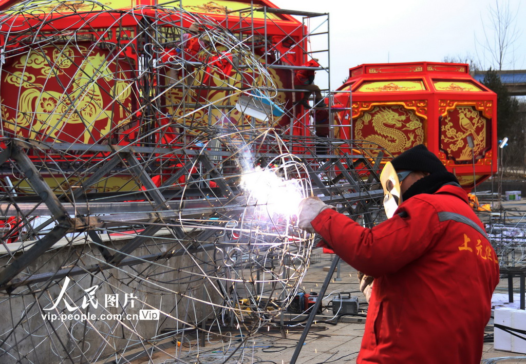 2025年12月21日，在河南省三門峽市陝州地坑院景區，工人在制作大型彩燈。