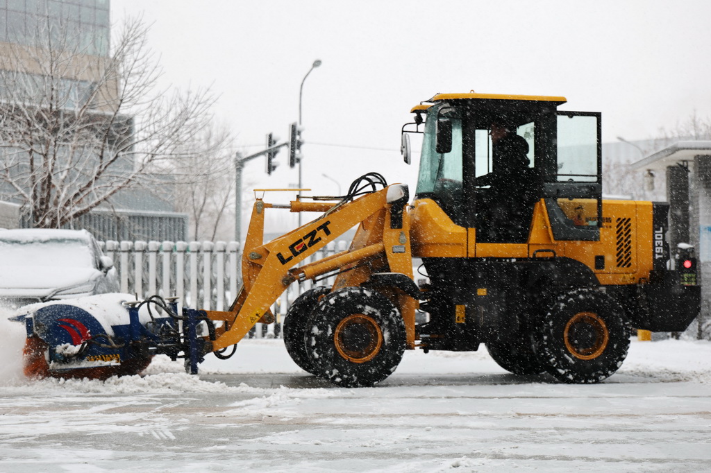 12月23日，在沈陽街頭，一輛除雪車進行除雪作業。