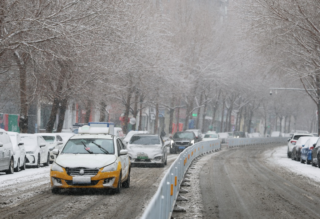 12月23日，車輛在沈陽街頭緩慢行進。
