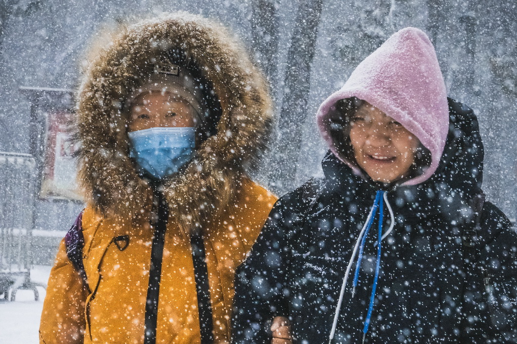 12月23日，长春市民冒雪出行。