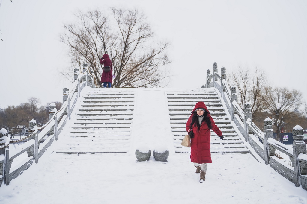 12月23日，长春市民冒雪出行。