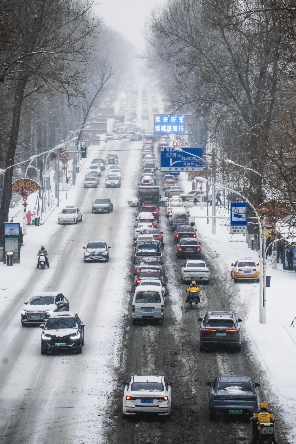 這是12月23日拍攝的雪后的長春街道，交管部門在路邊的電子屏幕中提醒市民雪天出行安全。