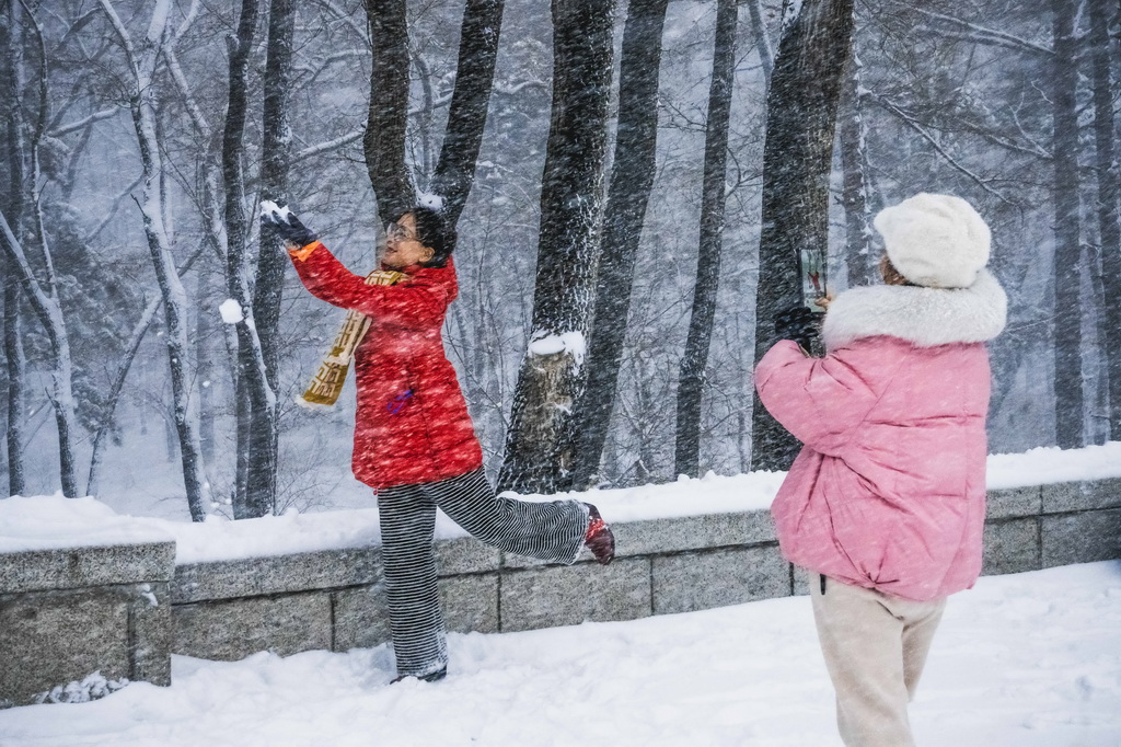 12月23日，市民在長春市南湖公園內拍照留念。