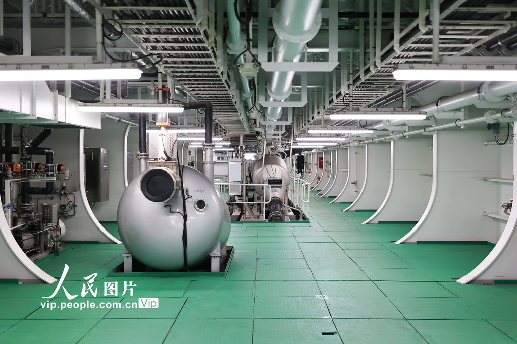 12月22日，拍摄“苏海1号”三文鱼养殖工船内部养殖设备。