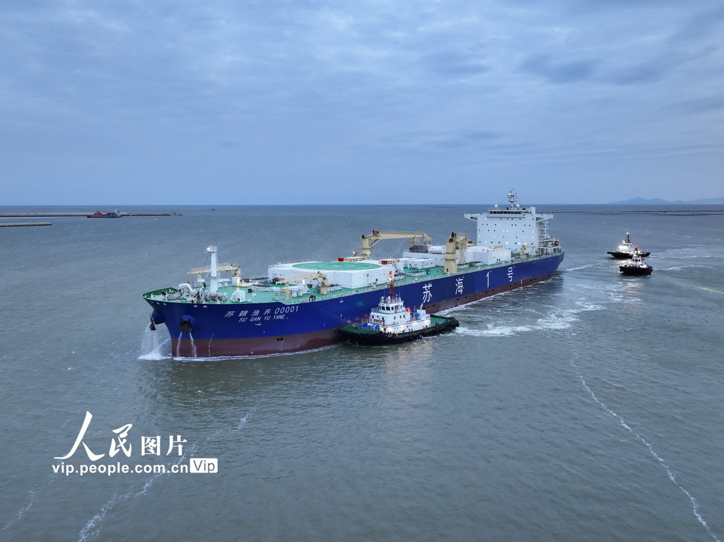 12月22日,三文鱼养殖工船“苏海1号”靠泊在江苏连云港赣榆港区。