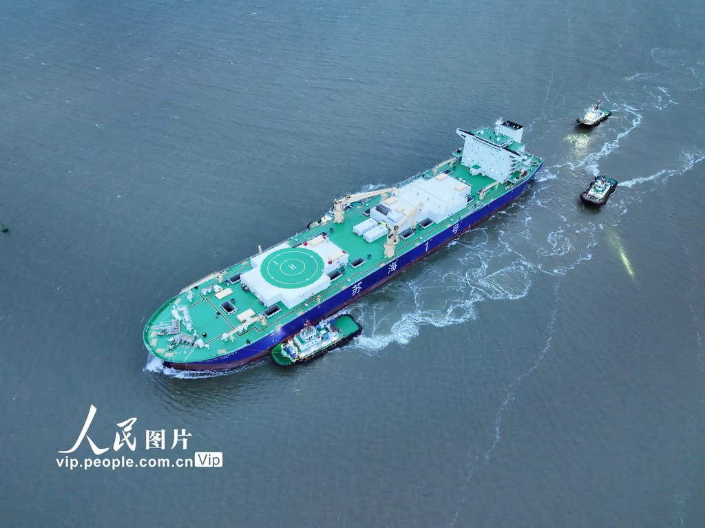 12月22日，三文魚養殖工船“蘇海1號”靠泊在江蘇連雲港贛榆港區。