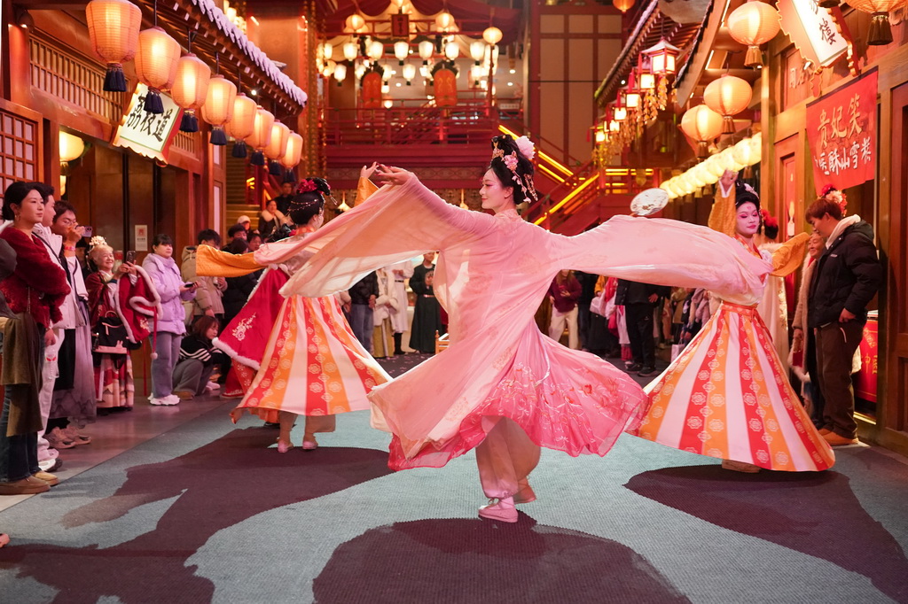 12月23日，演员在街区内进行沉浸式表演《花魁巡游》。