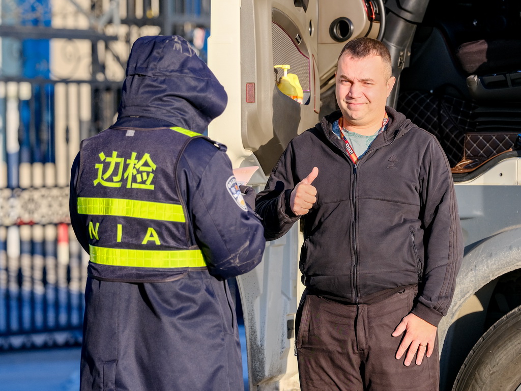 12月23日，俄羅斯貨車司機在滿洲裡公路口岸辦理出境手續。