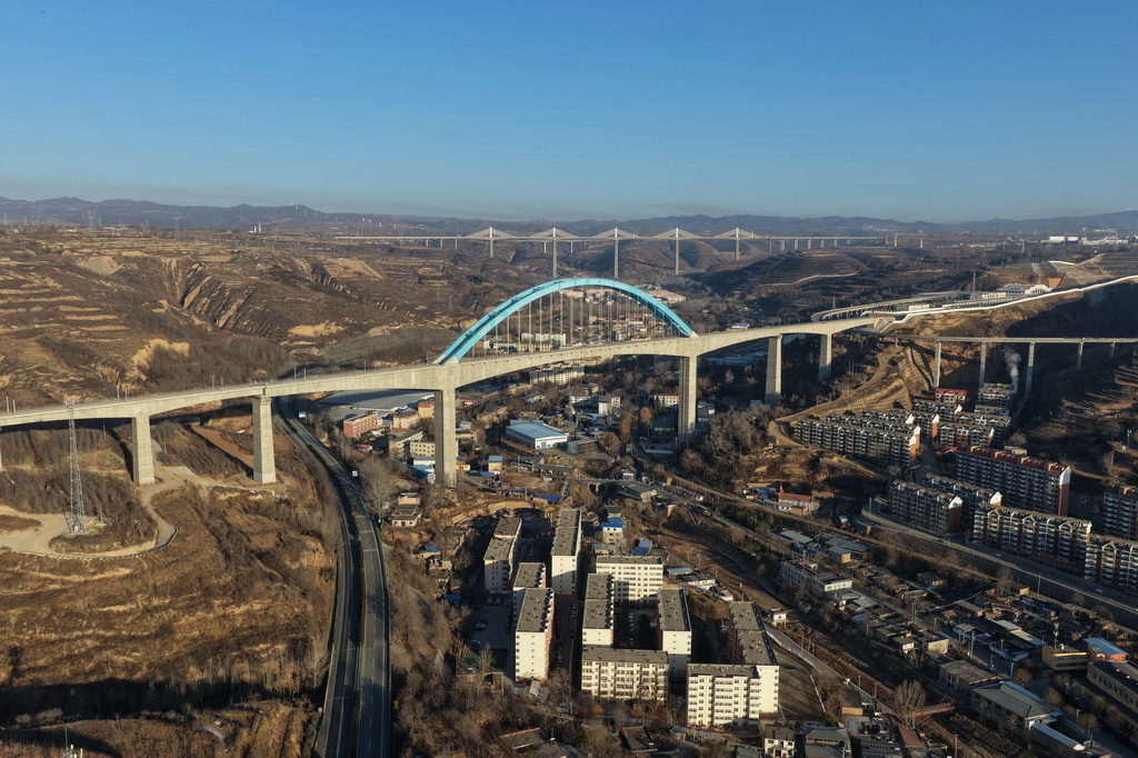 12月25日拍摄的西延高铁王家河特大桥（无人机照片）。