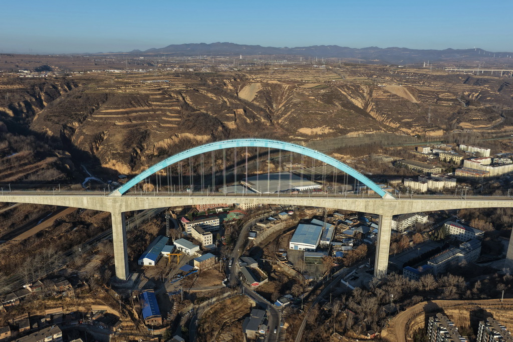 12月25日拍摄的西延高铁王家河特大桥（无人机照片）。