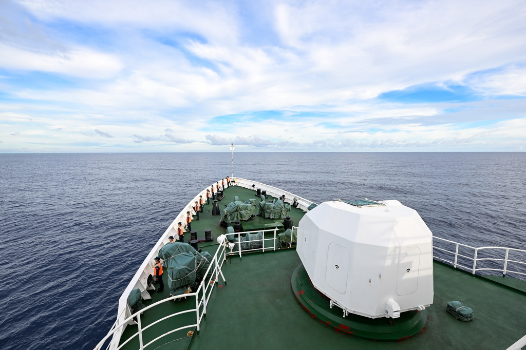 12月18日拍摄的在巡航值守于中国南海黄岩岛海域的黄岩舰舰艏。