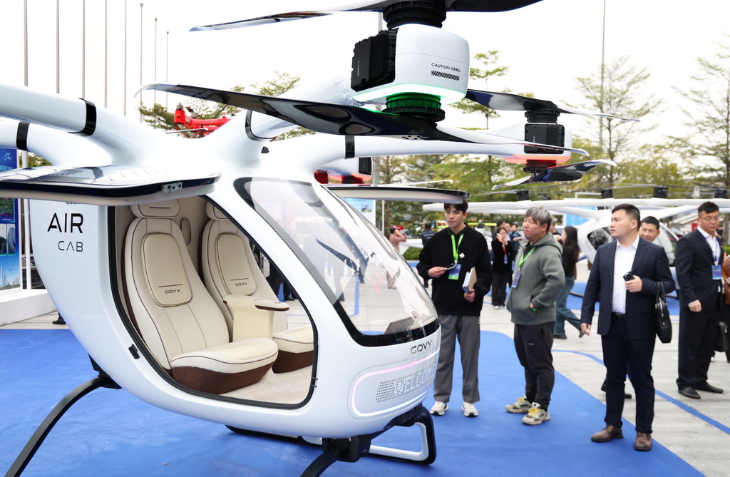 12月25日，与会人士在大会展览区参观。