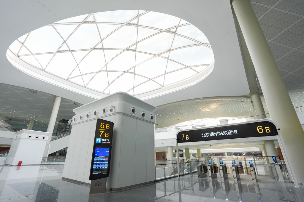12月25日拍摄的北京通州站内检票口。