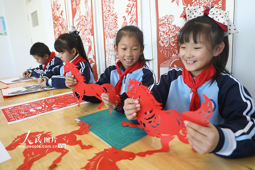 河北唐山:巧手剪紙迎新年【7】