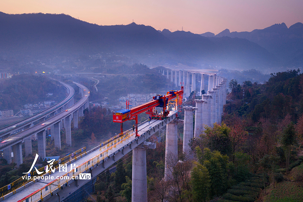 湖北秭歸：三峽樞紐茅坪港疏港鐵路建設忙【2】
