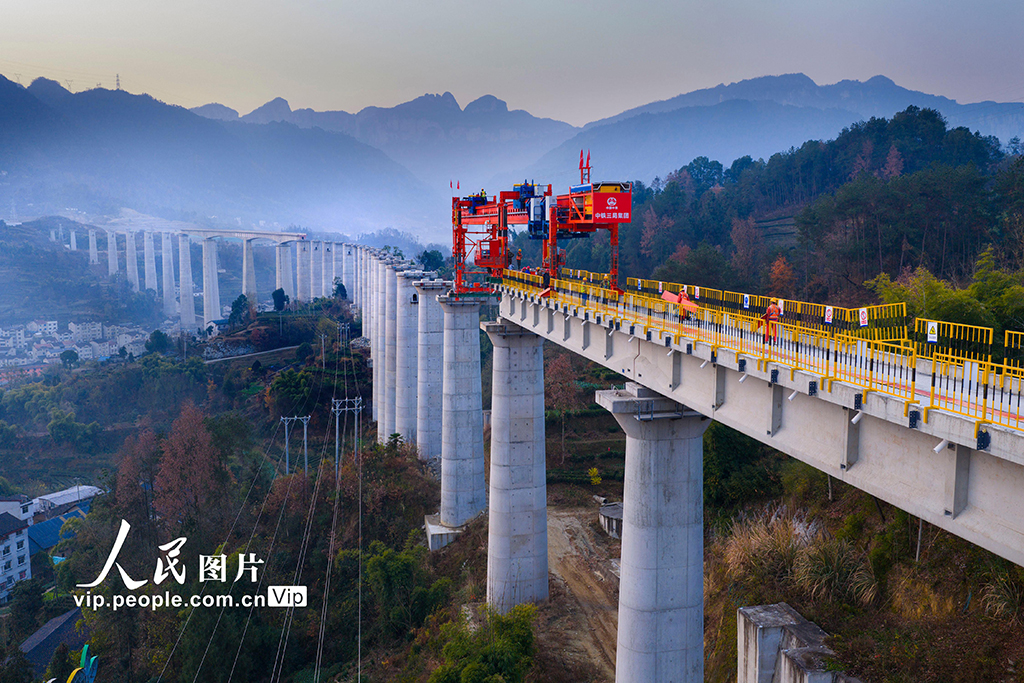 湖北秭歸：三峽樞紐茅坪港疏港鐵路建設忙【4】