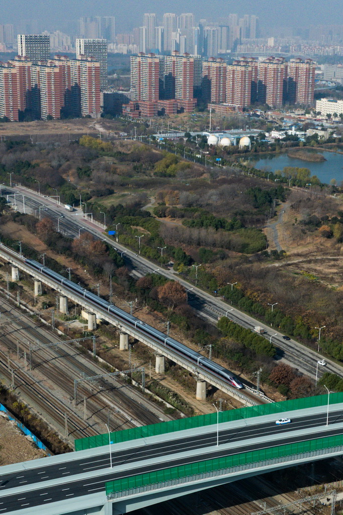 12月28日，列車從武漢古田一路北段下方穿行（無人機照片）。