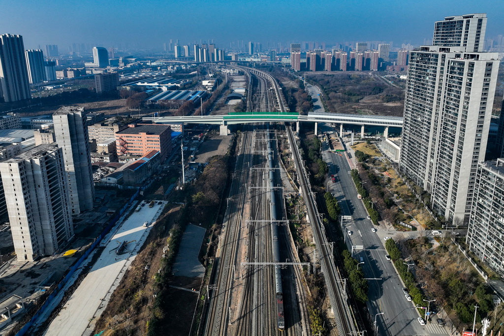 12月28日，列車從武漢古田一路北段下方穿行（無人機照片）。