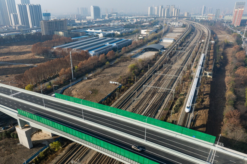 12月28日，列車從武漢古田一路北段下方穿行（無人機照片）。