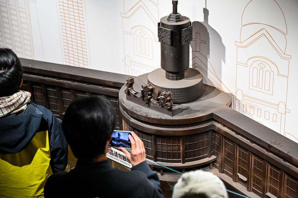 12月28日,游客在天津巧克力博物館參觀游覽。