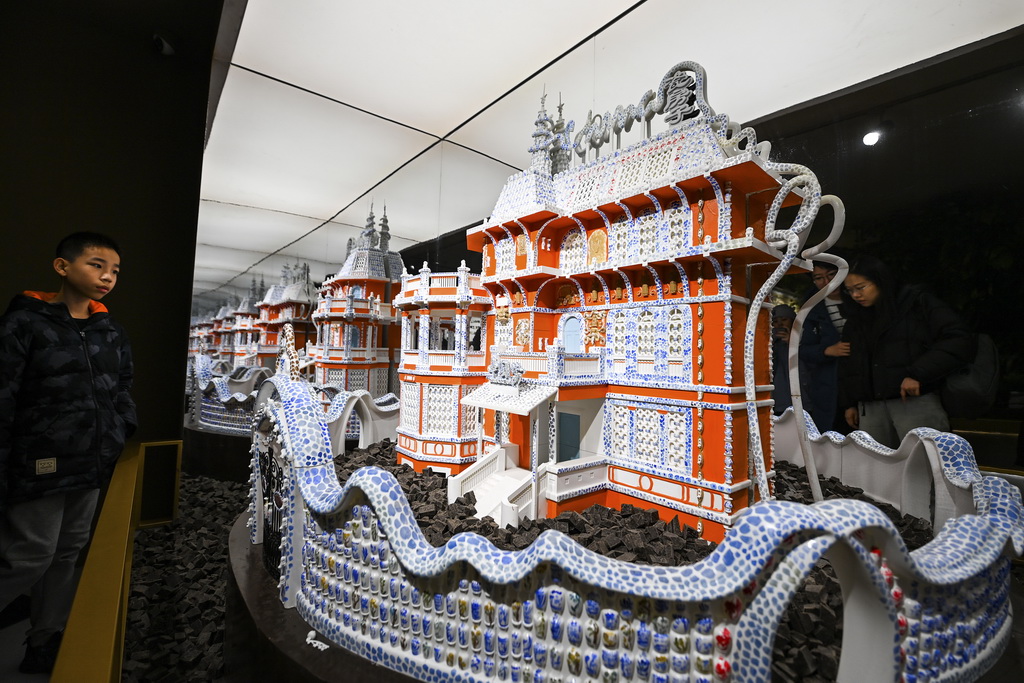 12月28日,游客在天津巧克力博物館參觀游覽。