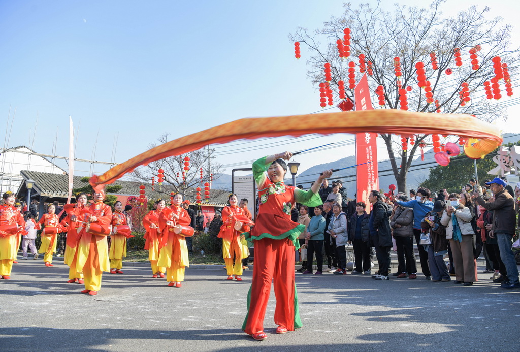 12月28日，村民自发组成的乡村演艺队伍在民俗游园会中进行表演。
