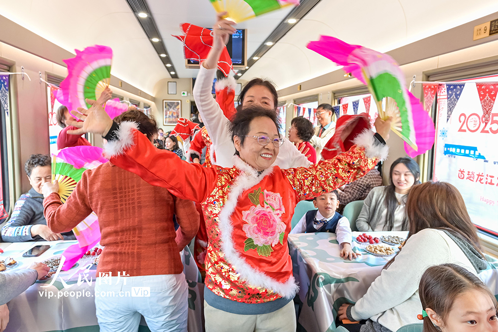 黑龙江开行首趟冰雪环线旅游列车【2】