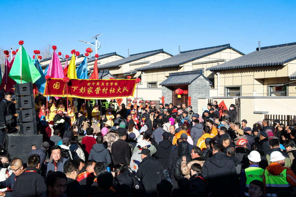 12月29日,社火隊伍在榆中縣馬坡鄉馬蓮灘村災后重建集中搬遷入住活動現場表演。
