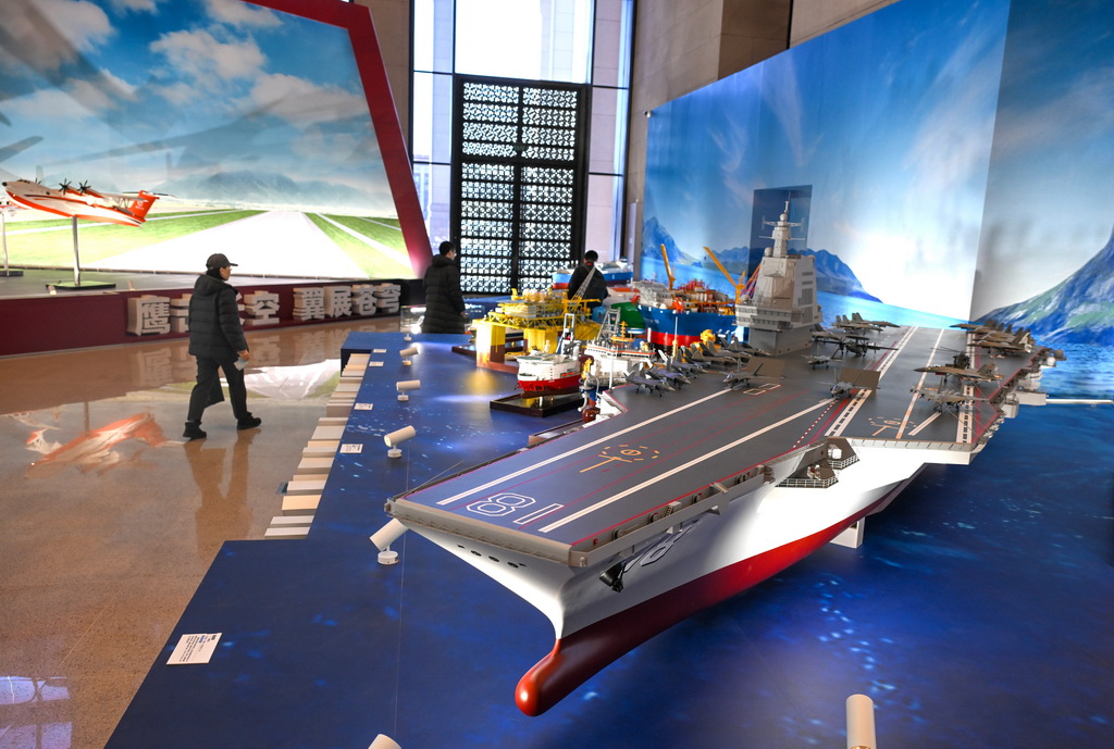 這是在“筑基強國路——中國制造‘十四五’成就展”上展出的福建艦模型（12月29日攝）。
