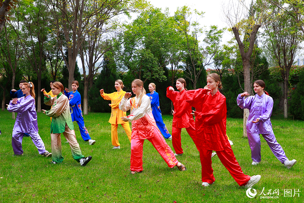 2025年9月20日，来自共建“一带一路”国家的2025年“汉语桥”来华交流团学员在兰州理工大学体验中国武术。人民网记者 焦隆摄