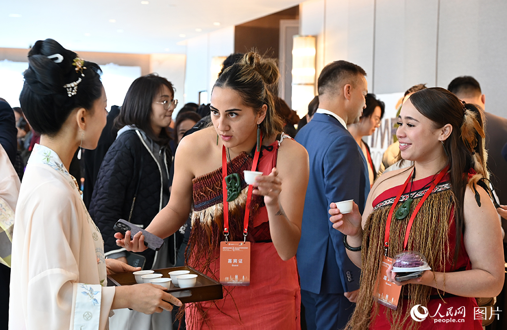 2025年10月24日，世界市长对话·郑州暨2025国际旅游城市市长论坛在河南省郑州市举行，与会的新西兰嘉宾在品尝中国茶饮。人民网记者 王玉兴摄