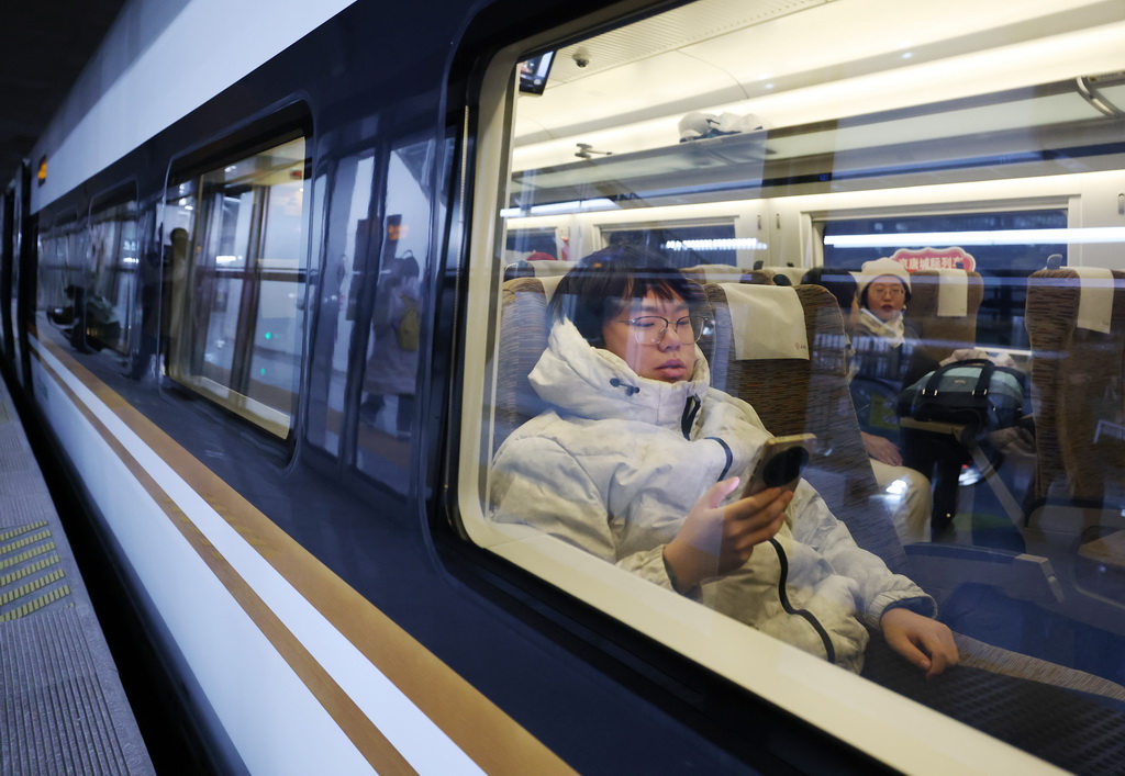 12月30日，乘坐北京通州至唐山G6751次列車的旅客在等待發車。