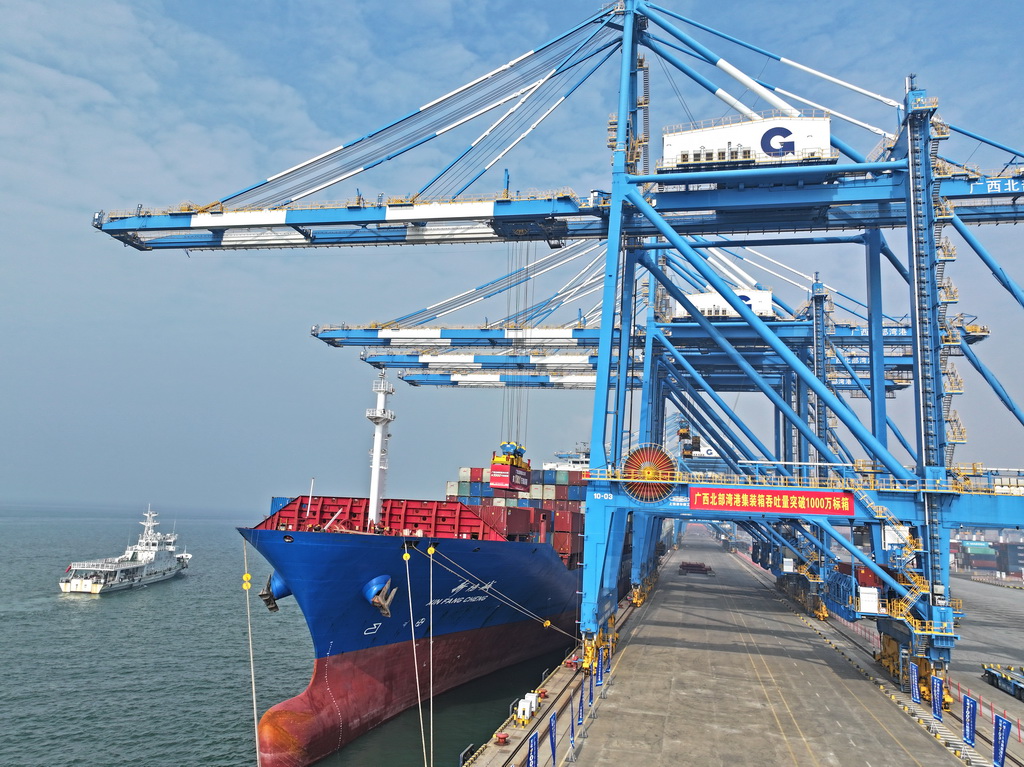 12月30日，廣西北部灣港在進行第1000萬個標箱吊裝（無人機照片）。