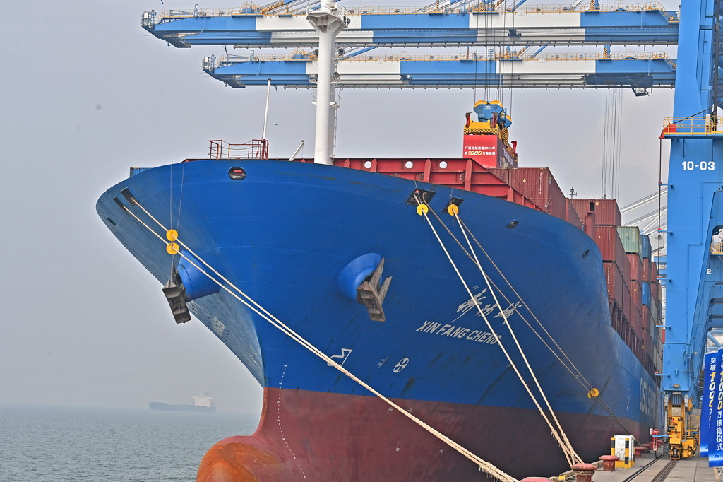 12月30日，廣西北部灣港在進行第1000萬個標箱吊裝（無人機照片）。