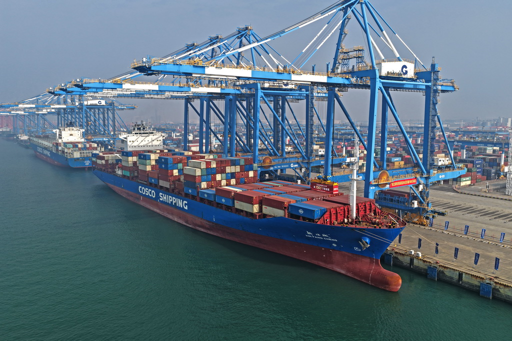 12月30日，廣西北部灣港在進行第1000萬個標箱吊裝（無人機照片）。