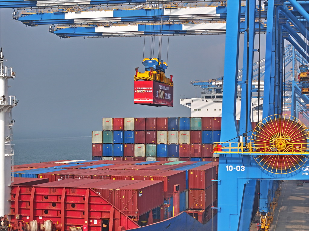 12月30日，廣西北部灣港在進行第1000萬個標箱吊裝（無人機照片）。