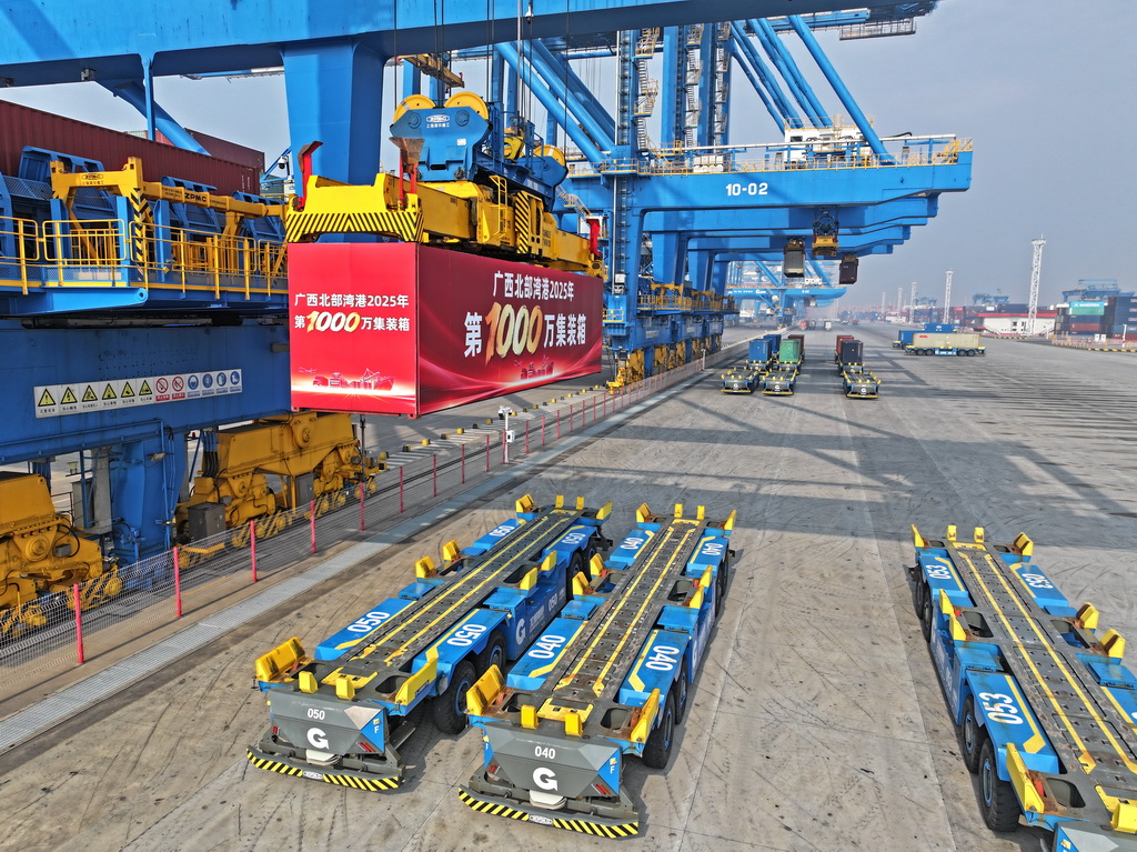 12月30日，廣西北部灣港在進行第1000萬個標箱吊裝（無人機照片）。