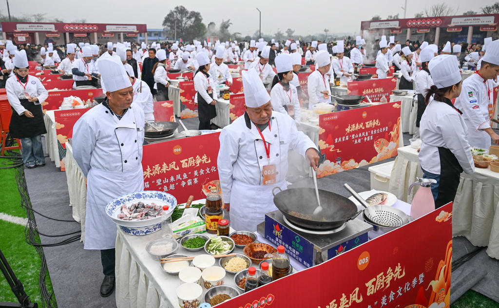 12月30日，参赛选手现场烹制当地特色美食。