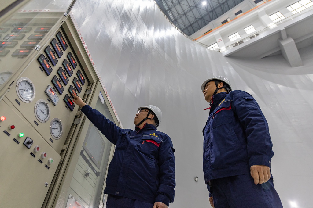 12月30日,工作人员在渝西水资源配置工程金刚沱泵站查看设备运转情况。