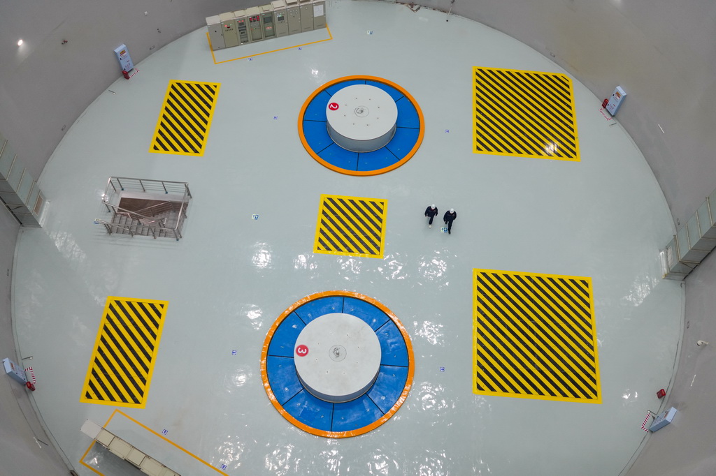 12月30日，工作人员在渝西水资源配置工程金刚沱泵站查看设备运转情况。