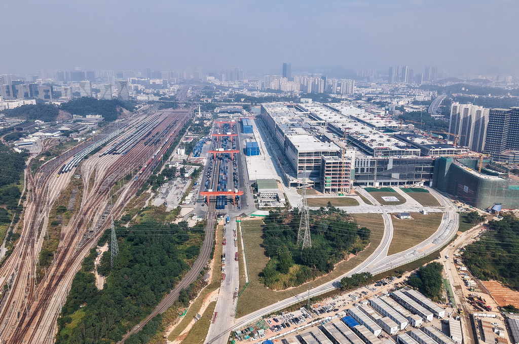 这是12月30日拍摄的深圳平湖南综合物流枢纽（无人机照片）。